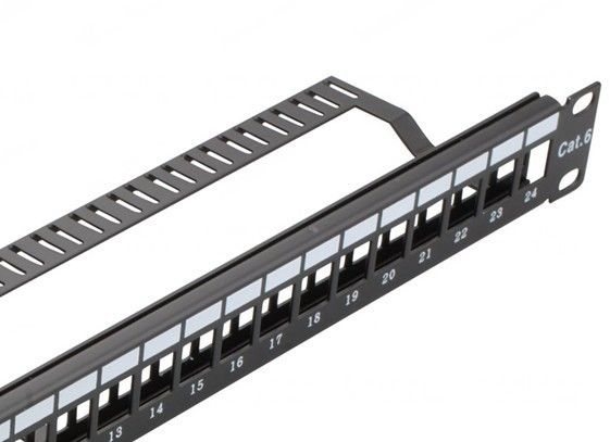 24 quadri d'interconnessione trapezoidali in bianco della rete del porto con il supporto YH4018 della parete del responsabile del cavo